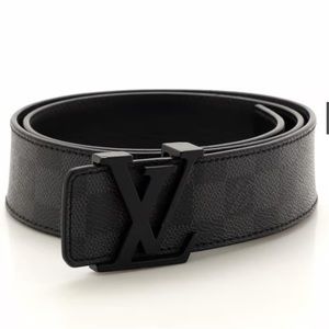 - Louis Vuitton
Leather belt